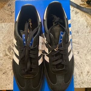 NWT Womens's Samba black